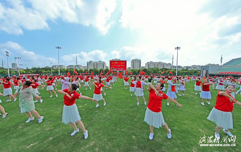 廣場舞愛好者齊聚縣體育中心和清水湖公園