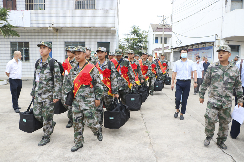 我縣今年第一批新兵奔赴軍營(yíng)