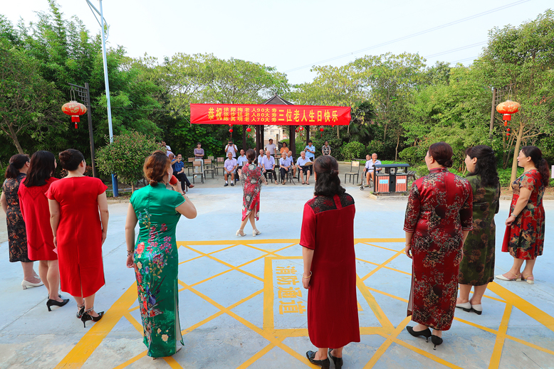 縣淮劇票友藝術(shù)團(tuán)為天場(chǎng)鎮(zhèn)敬老院老人送上精彩淮劇演出