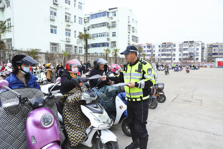 交警大隊整治縣城學校周邊交通秩序