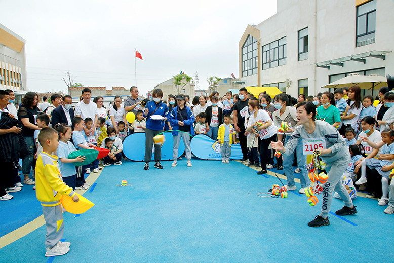 縣實(shí)驗(yàn)幼兒園舉辦“共情陪伴迎‘六一’悅享運(yùn)動(dòng)向未來(lái)”活動(dòng)