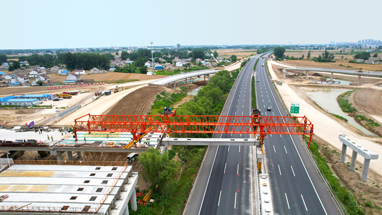 濱淮高速公路上跨沈海高速公路第一片預(yù)制箱梁安裝順利完成