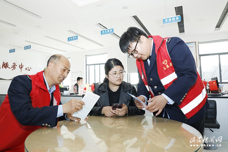 縣稅務局八灘稅務分局走進界山村