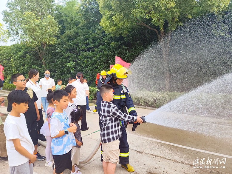 “七彩的夏日——‘童’行消防站，致敬火焰藍”研學活動